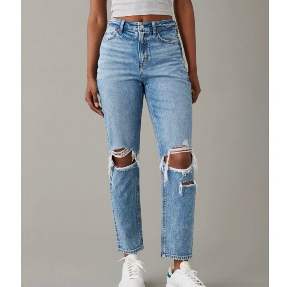 NWOT American Eagle Strigid Ripped Mom Jeans Light Wash Women’s Size 4